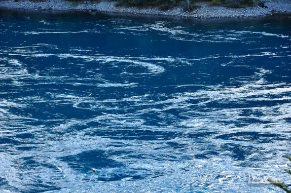 Rio Baker, caudaloso, azul e gelado, ao lado da Carretera Austral, a caminho de Cochrane, no sul do Chile
